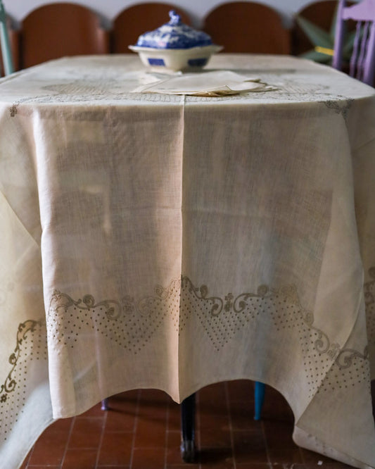Tovaglia in bisso di lino con ricamo grigio a mano e 24 tovaglioli
