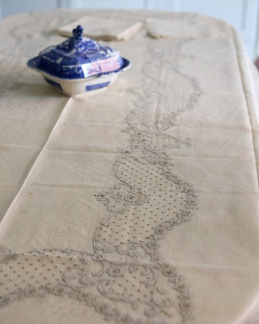 Tovaglia in bisso di lino con ricamo grigio a mano e 24 tovaglioli