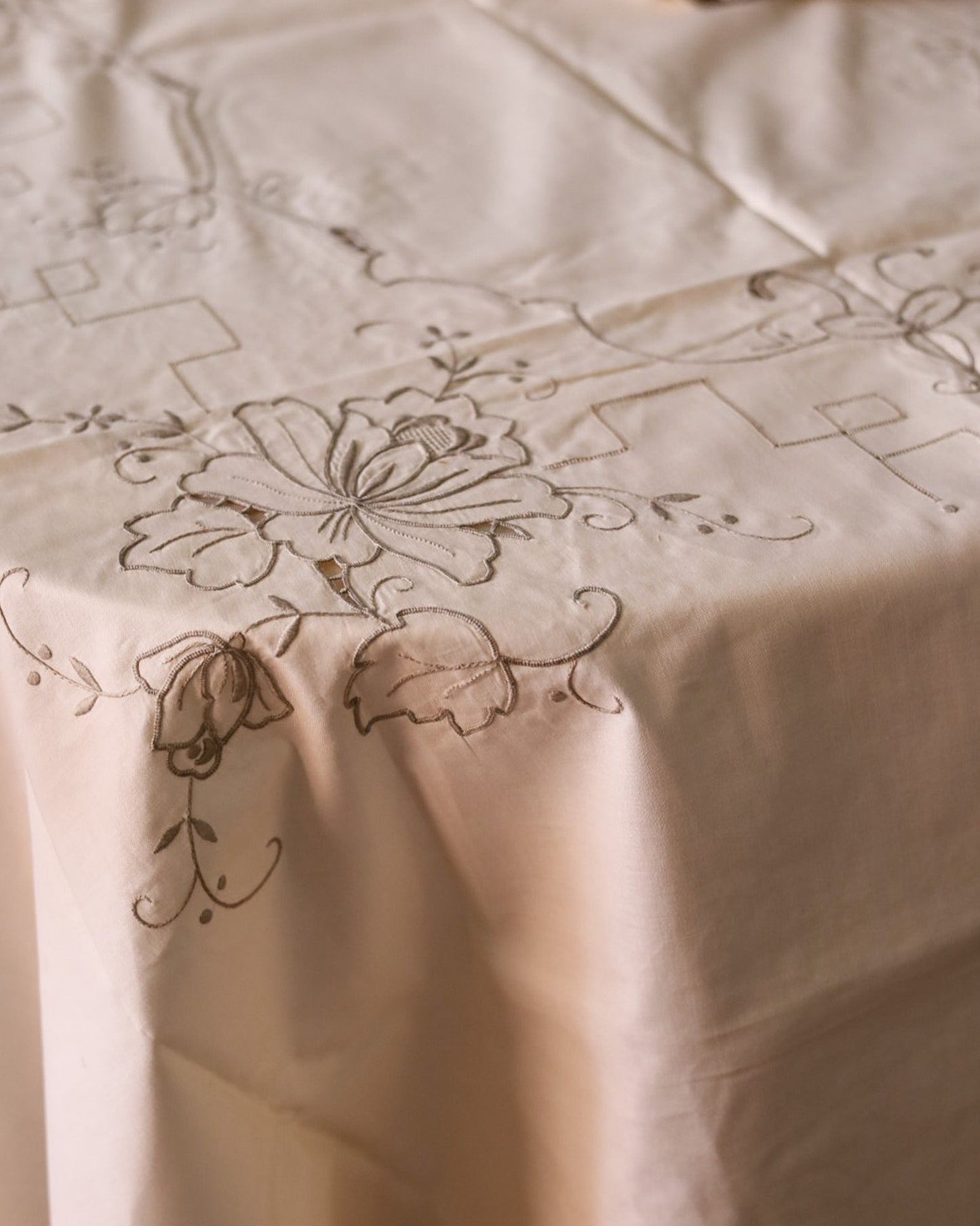 tovaglia in misto lino avorio con ricamo grigio e 12 tovaglioli