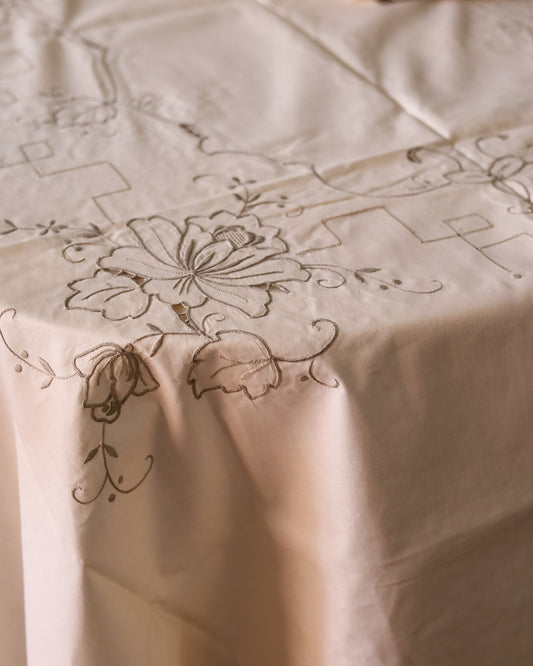 Tovaglia in cotone con ricamo intaglio grigio