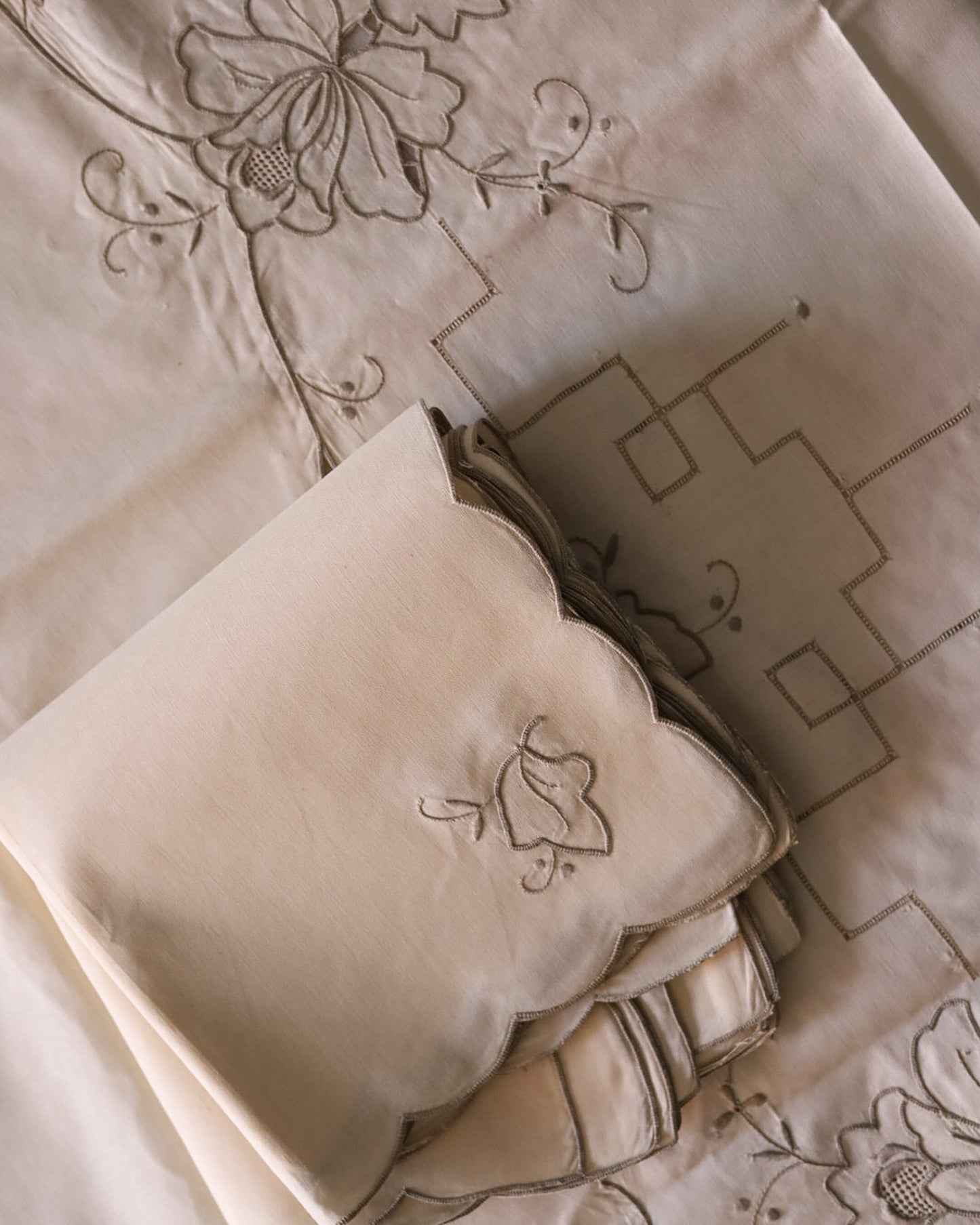 tovaglia in misto lino avorio con ricamo grigio e 12 tovaglioli