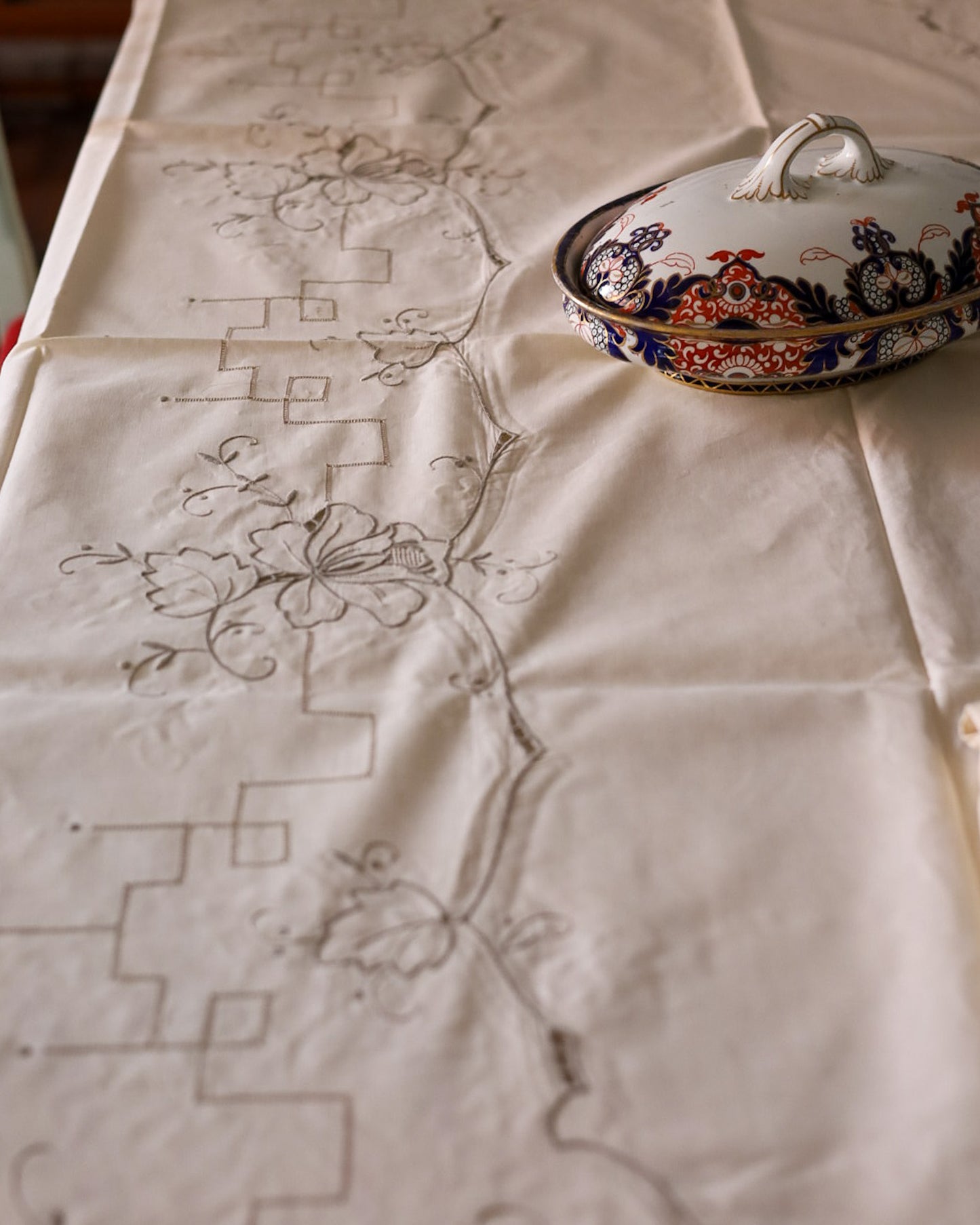 tovaglia in misto lino avorio con ricamo grigio e 12 tovaglioli