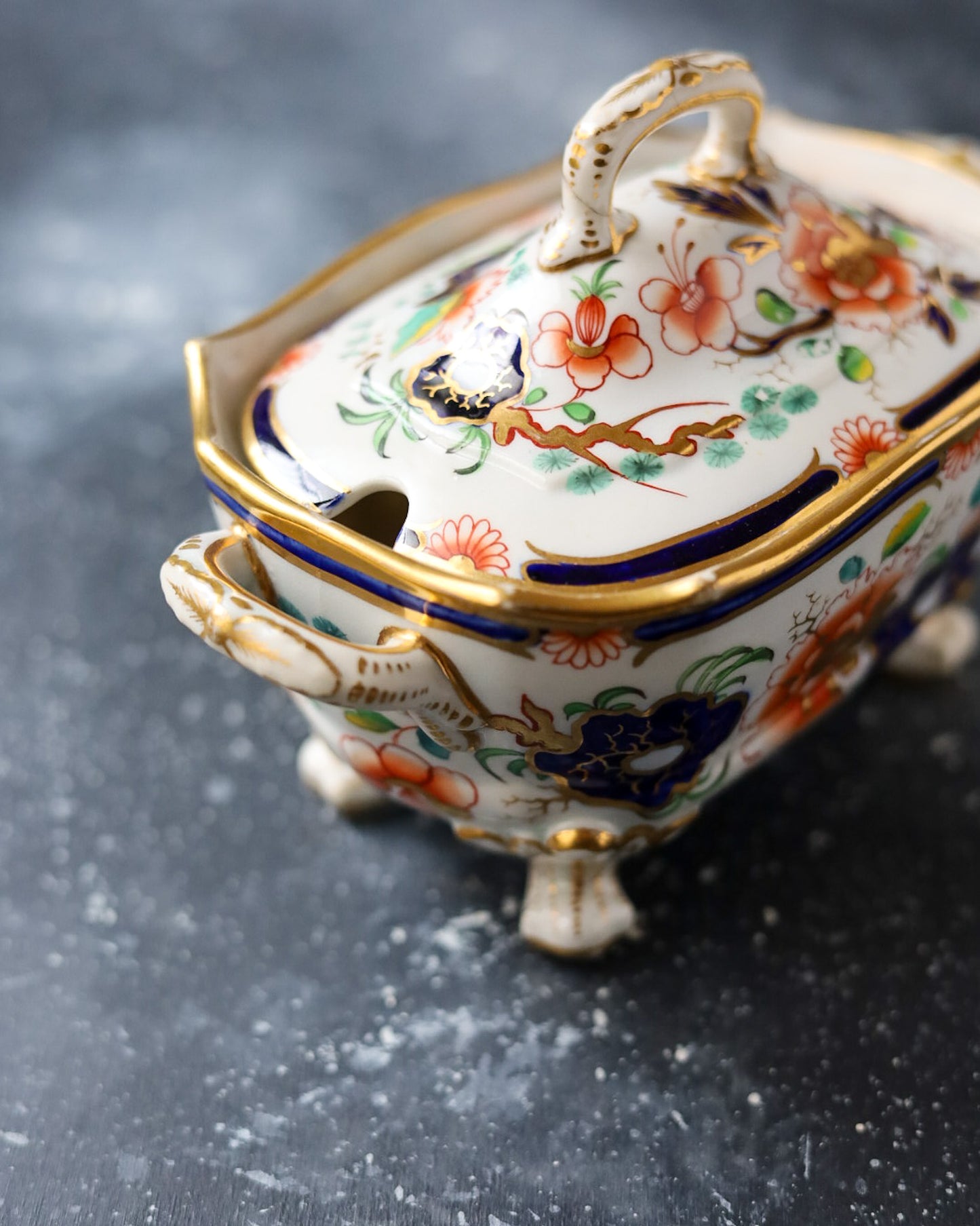 Salsiera su Piedini con Coperchio - Stile Imari - Bone China - Primi 1800