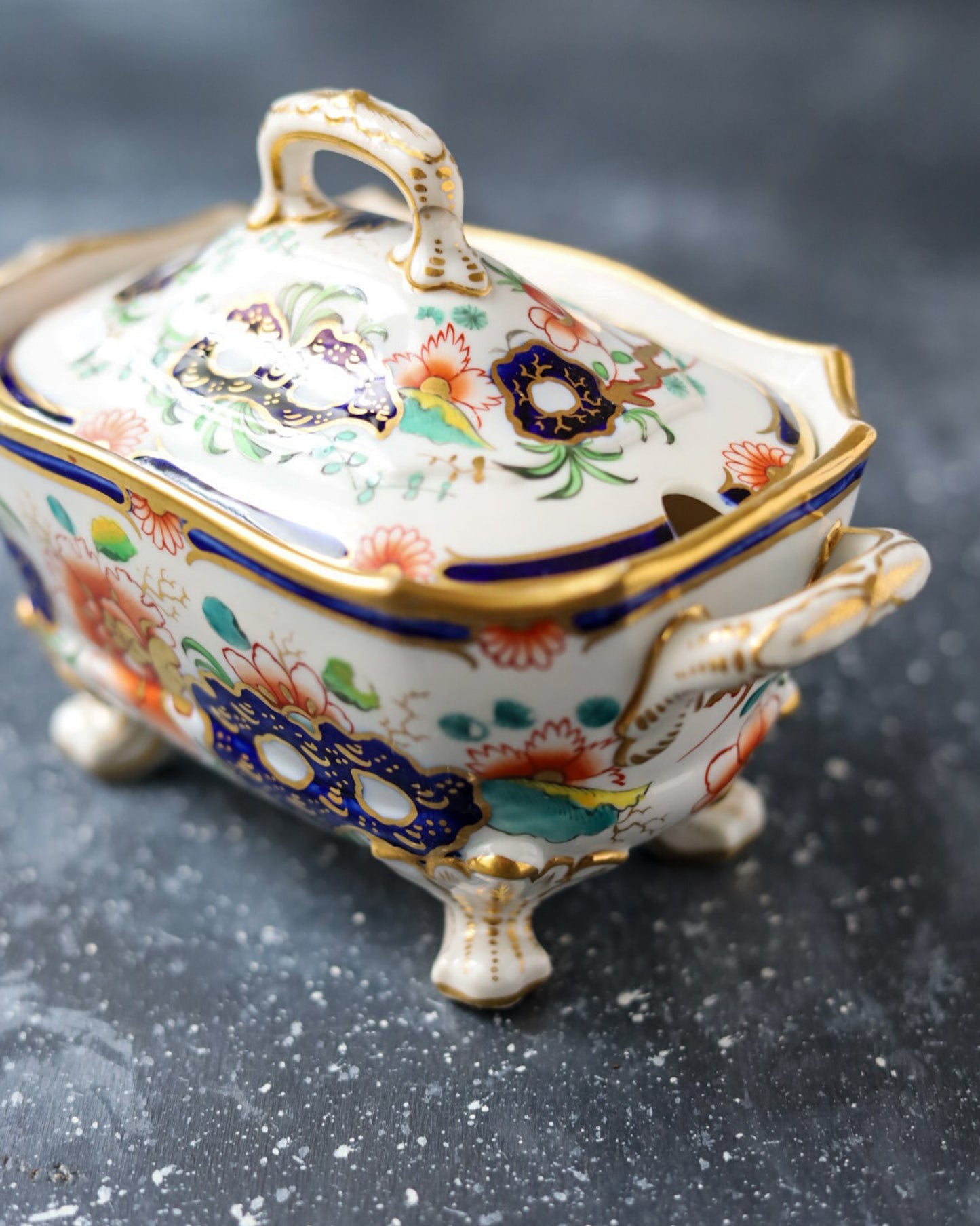 Salsiera su Piedini con Coperchio - Stile Imari - Bone China - Primi 1800
