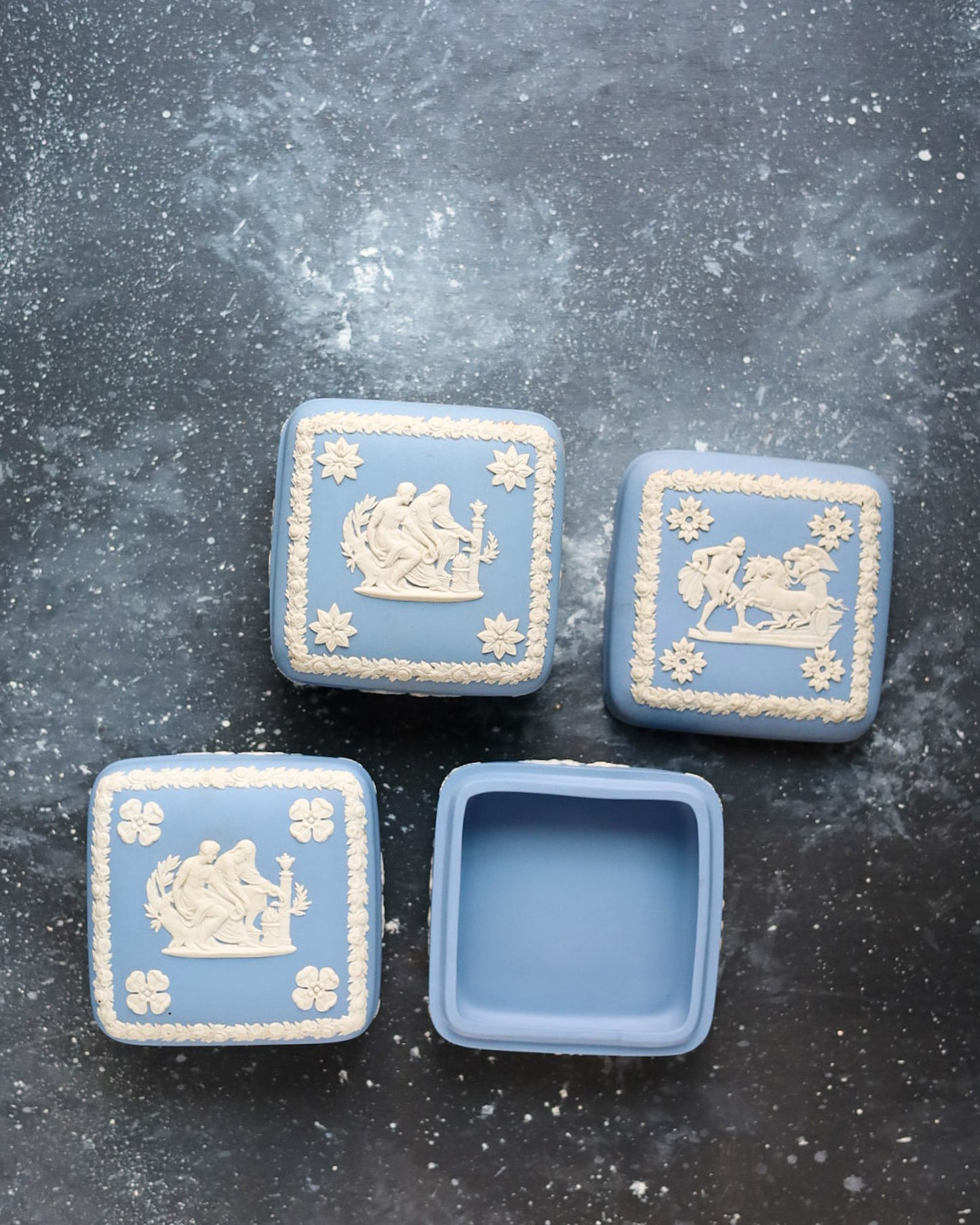 Scatolina Wedgwood Jasperware - Blu Classico con Scena Neoclassica - Inghilterra