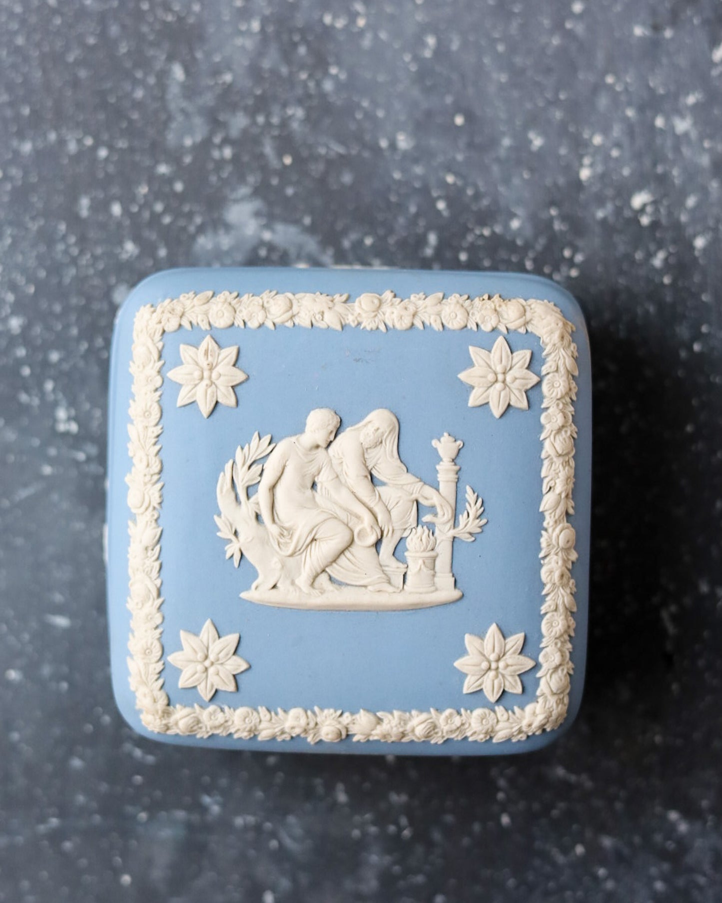 Scatolina Wedgwood Jasperware - Blu Classico con Scena Neoclassica - Inghilterra