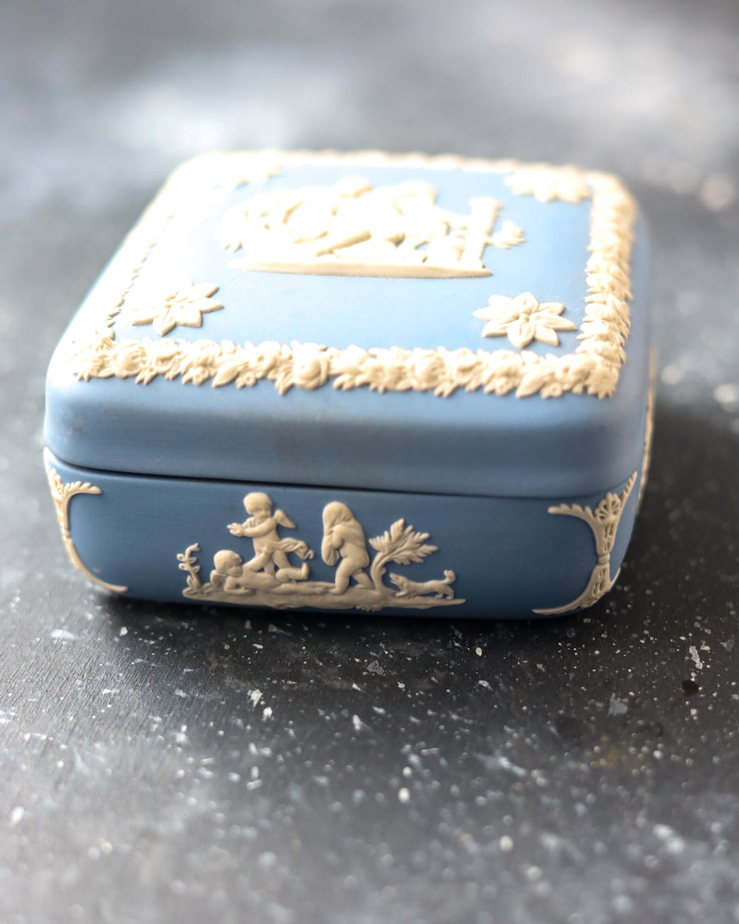 Scatolina Wedgwood Jasperware - Blu Classico con Scena Neoclassica - Inghilterra