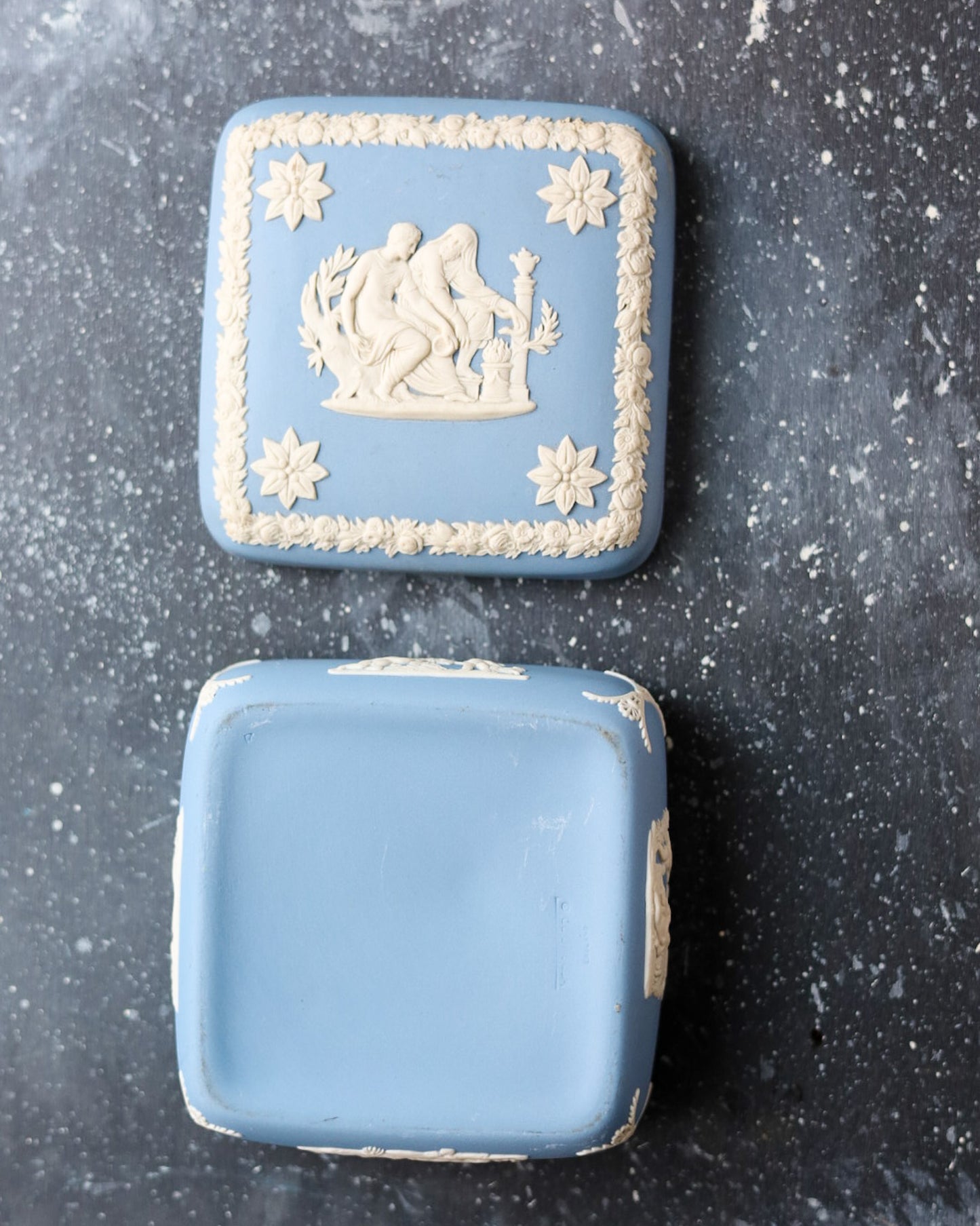 Scatolina Wedgwood Jasperware - Blu Classico con Scena Neoclassica - Inghilterra