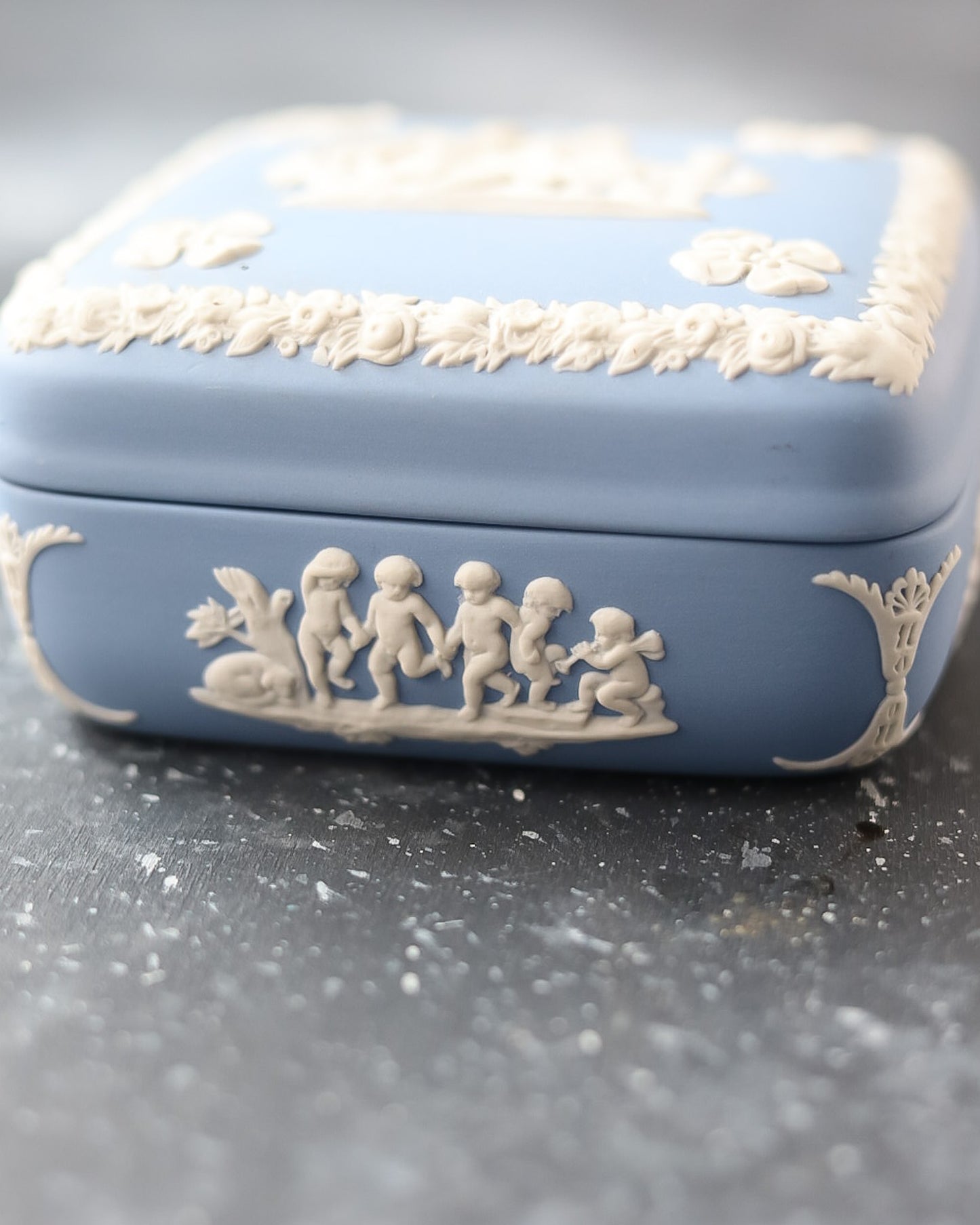 Scatolina Wedgwood Jasperware - Blu Classico con Scena Neoclassica - Inghilterra