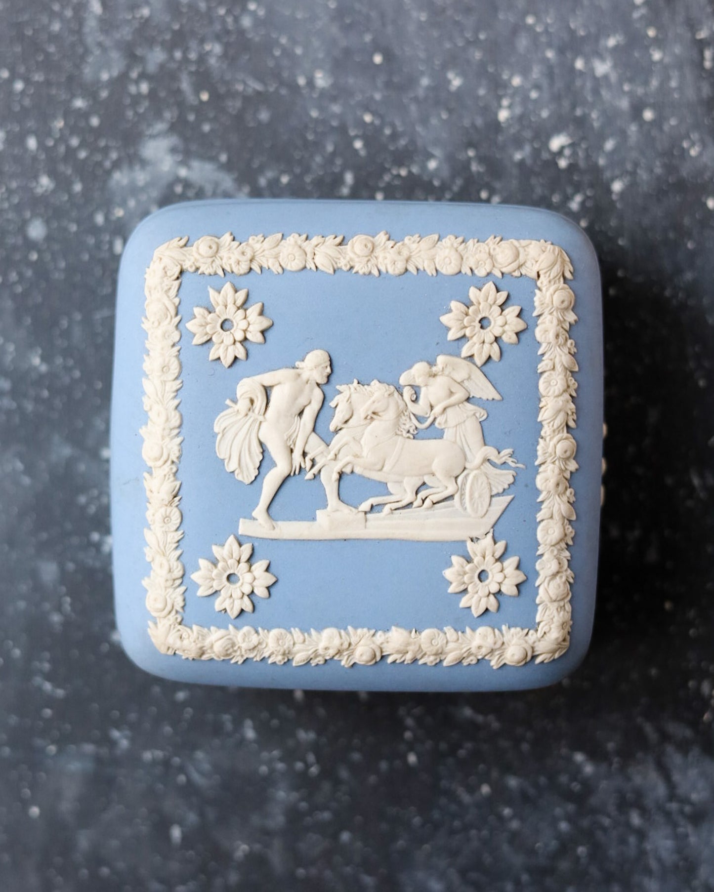 Scatolina Wedgwood Jasperware - Blu Classico con Scena Neoclassica - Inghilterra