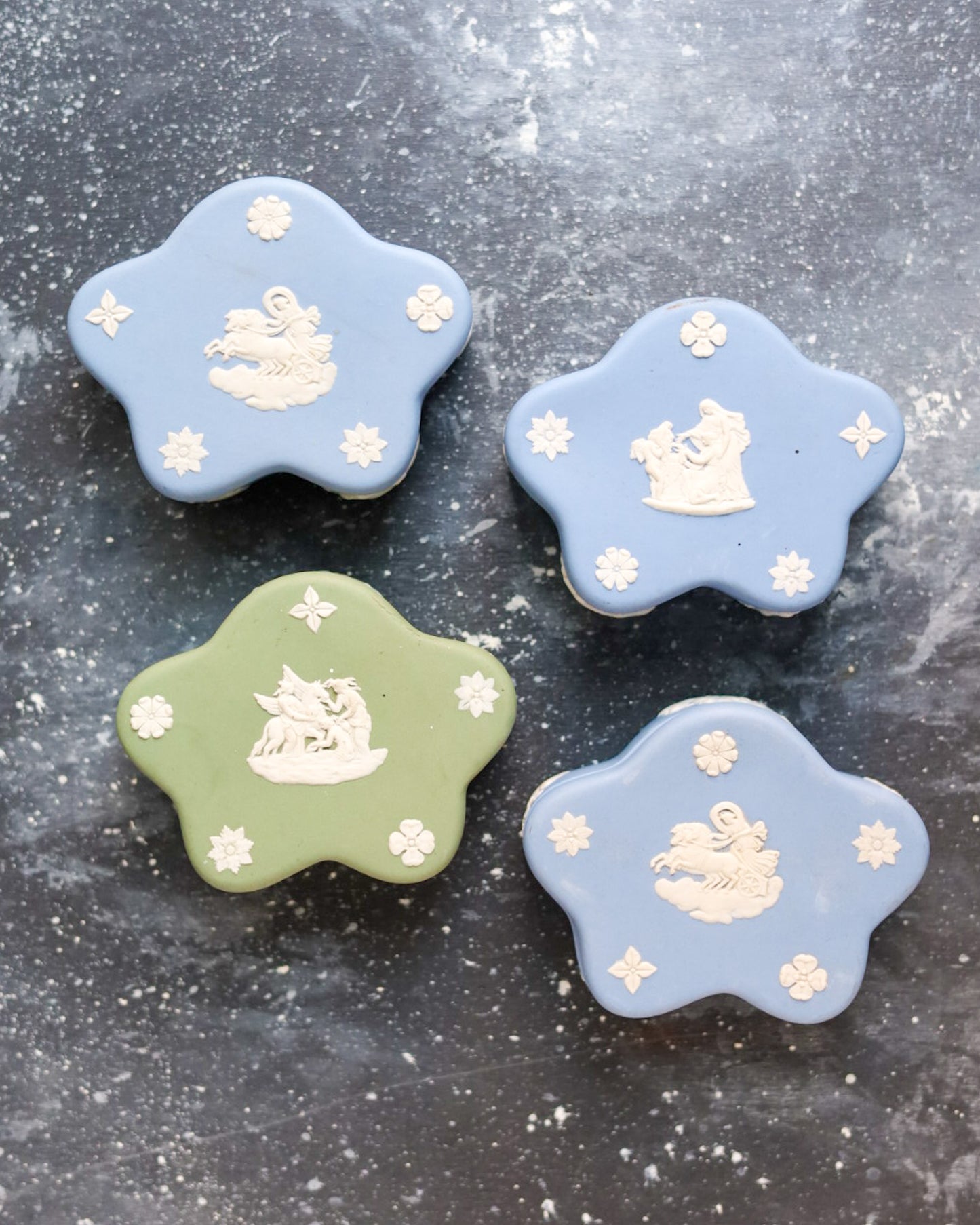 Scatolina Wedgwood Jasperware a Forma di Stella - Cherubini e Scene Pastorali - Inghilterra