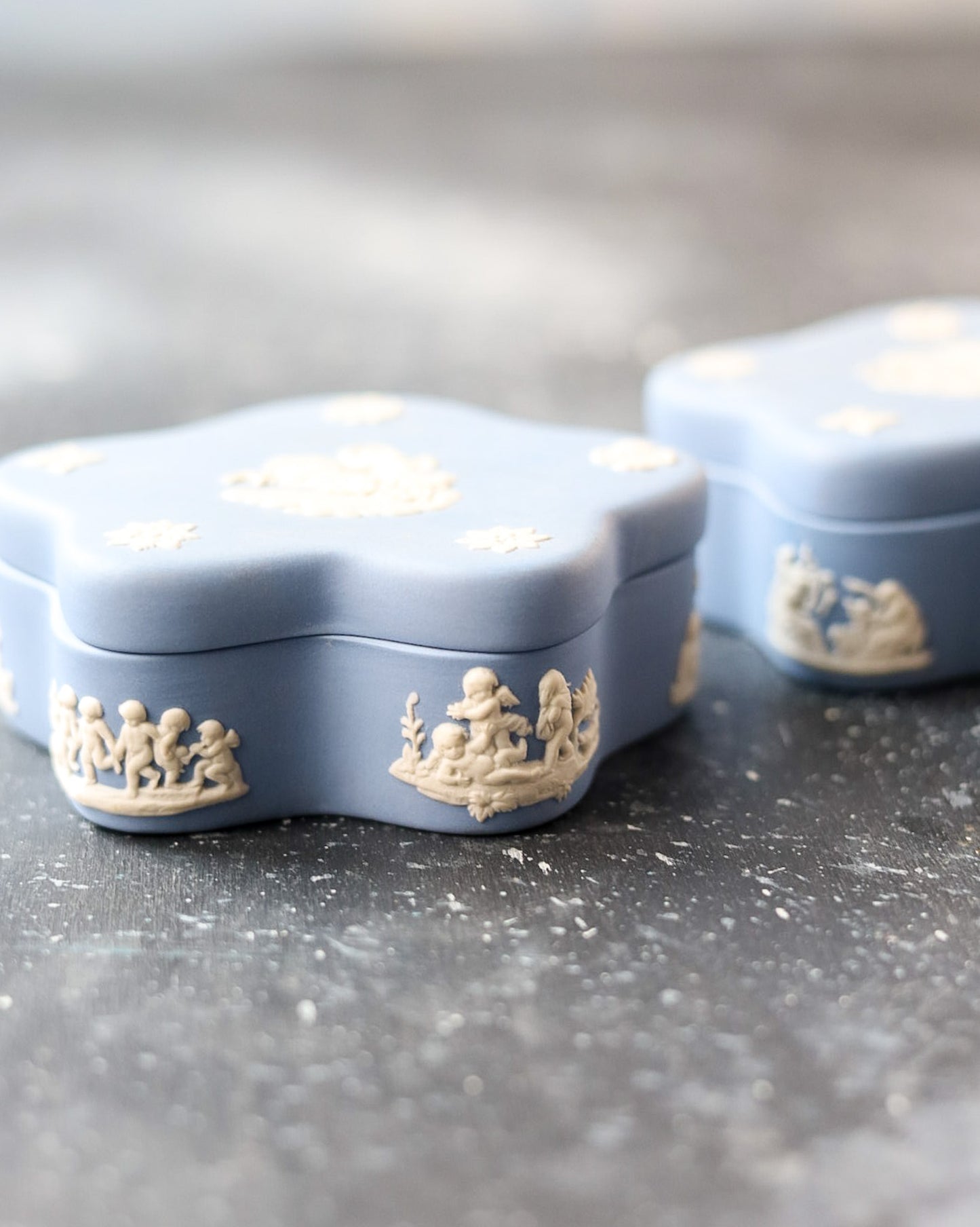 Scatolina Wedgwood Jasperware a Forma di Stella - Cherubini e Scene Pastorali - Inghilterra