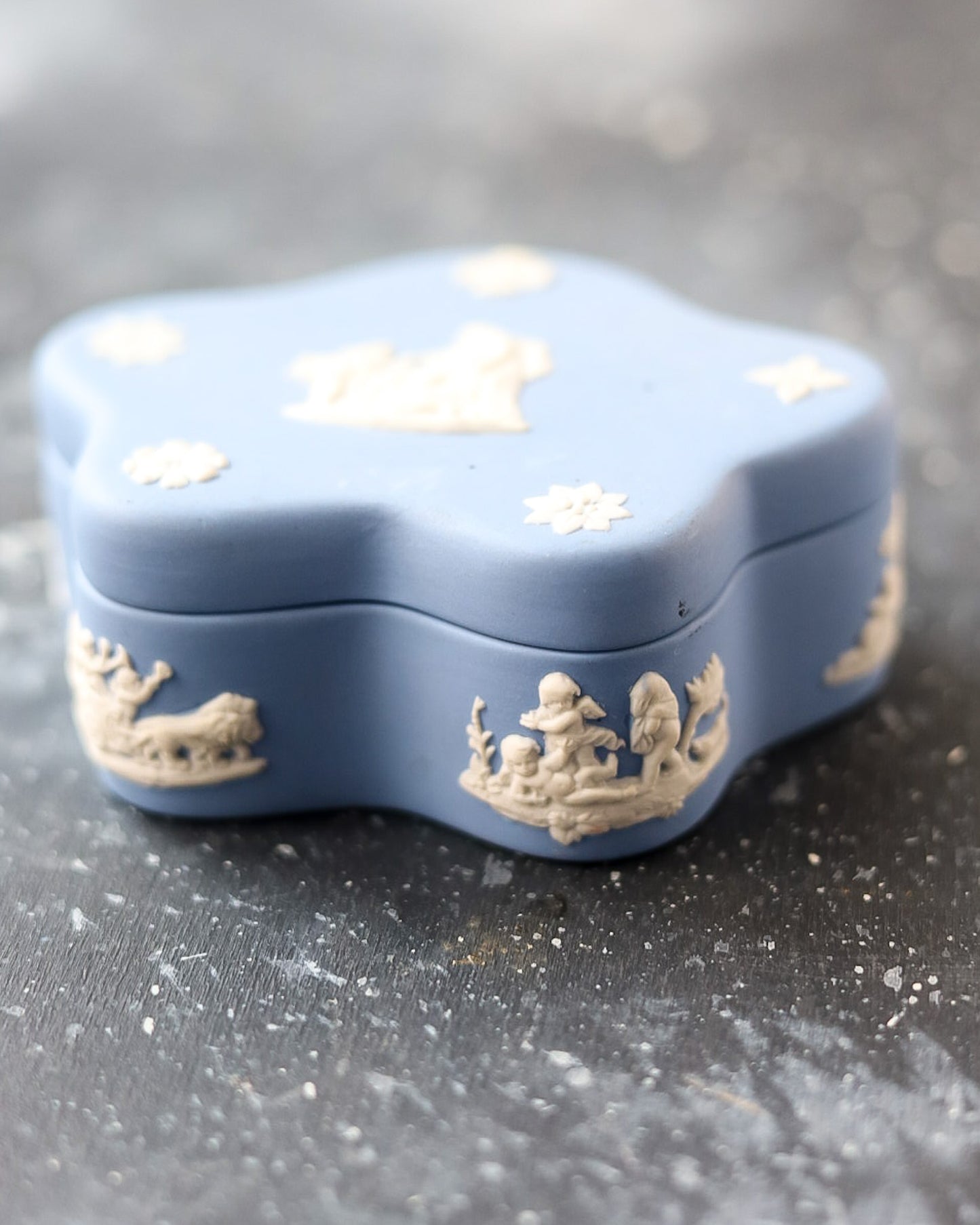 Scatolina Wedgwood Jasperware a Forma di Stella - Cherubini e Scene Pastorali - Inghilterra