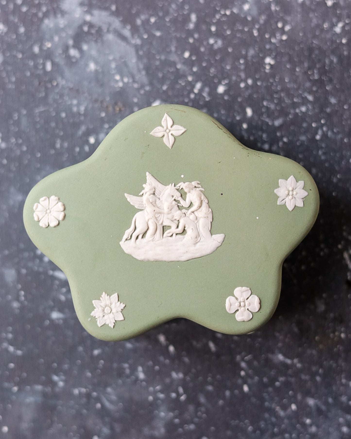 Scatolina Wedgwood Jasperware a Forma di Stella - Cherubini e Scene Pastorali - Inghilterra