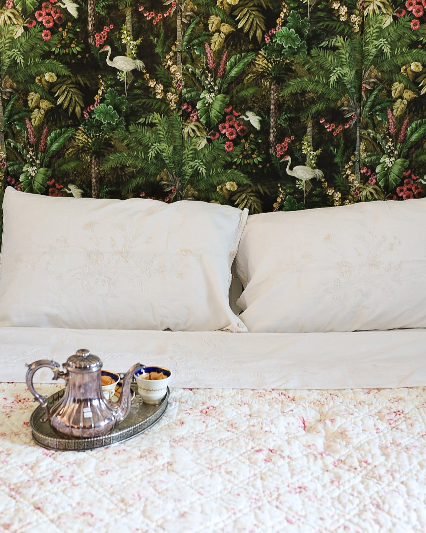 Lenzuolo matrimoniale con due federe — lino-cotone, ricamo bianco su bianco con accenti in filo giallo, Italia prima metà del '900 — cm 242×270, federe cm 80×46