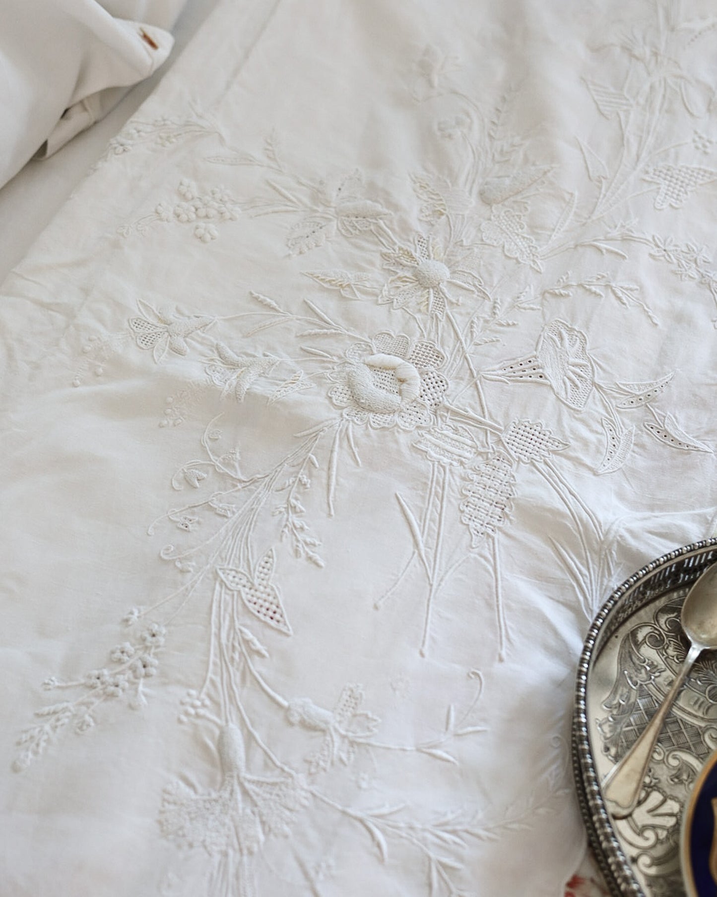 Lenzuolo matrimoniale con due federe — lino-cotone, ricamo bianco su bianco con accenti in filo giallo, Italia prima metà del '900 — cm 242×270, federe cm 80×46