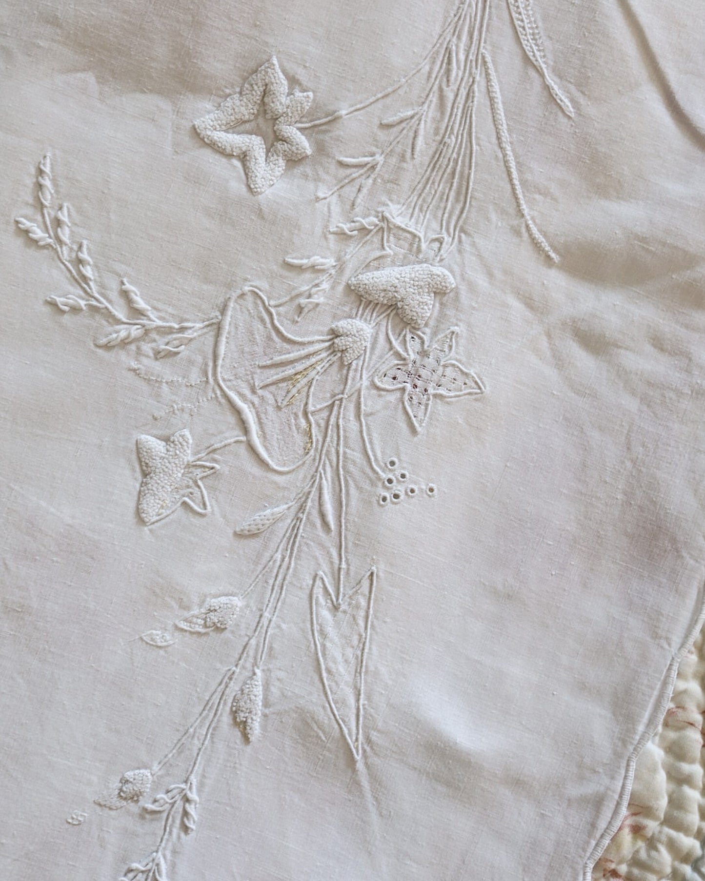 Lenzuolo matrimoniale con due federe — lino-cotone, ricamo bianco su bianco con accenti in filo giallo, Italia prima metà del '900 — cm 242×270, federe cm 80×46