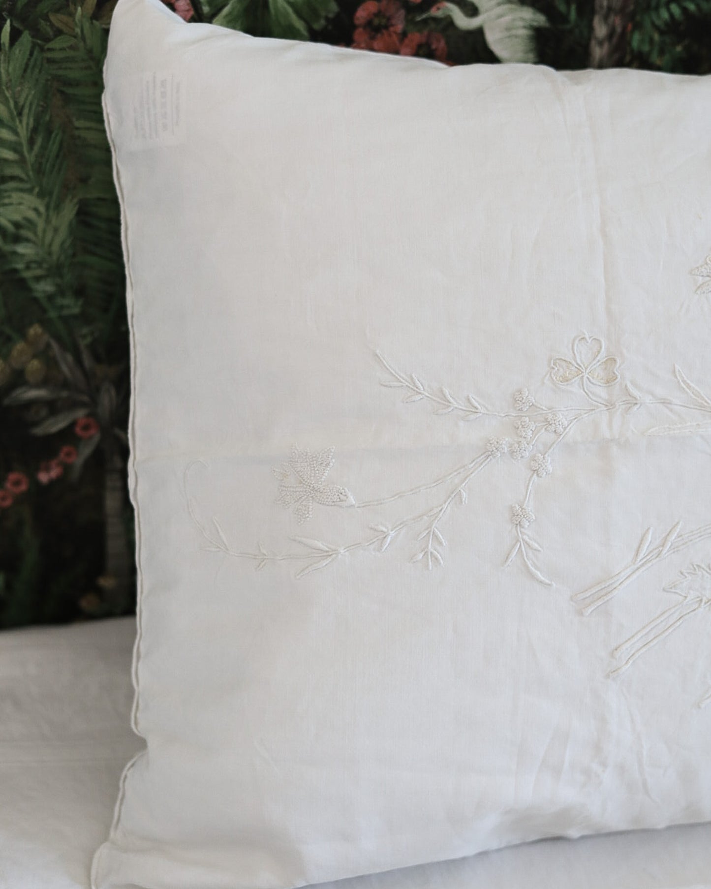 Lenzuolo matrimoniale con due federe — lino-cotone, ricamo bianco su bianco con accenti in filo giallo, Italia prima metà del '900 — cm 242×270, federe cm 80×46