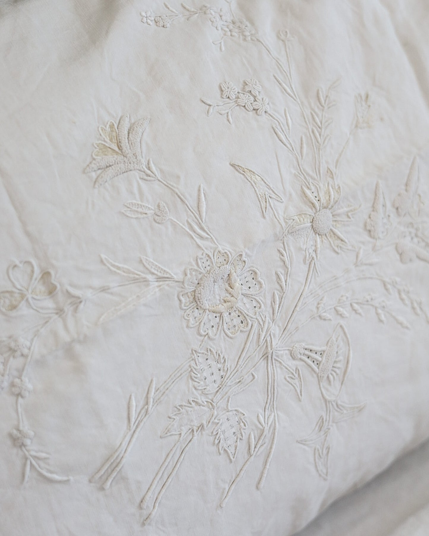 Lenzuolo matrimoniale con due federe — lino-cotone, ricamo bianco su bianco con accenti in filo giallo, Italia prima metà del '900 — cm 242×270, federe cm 80×46