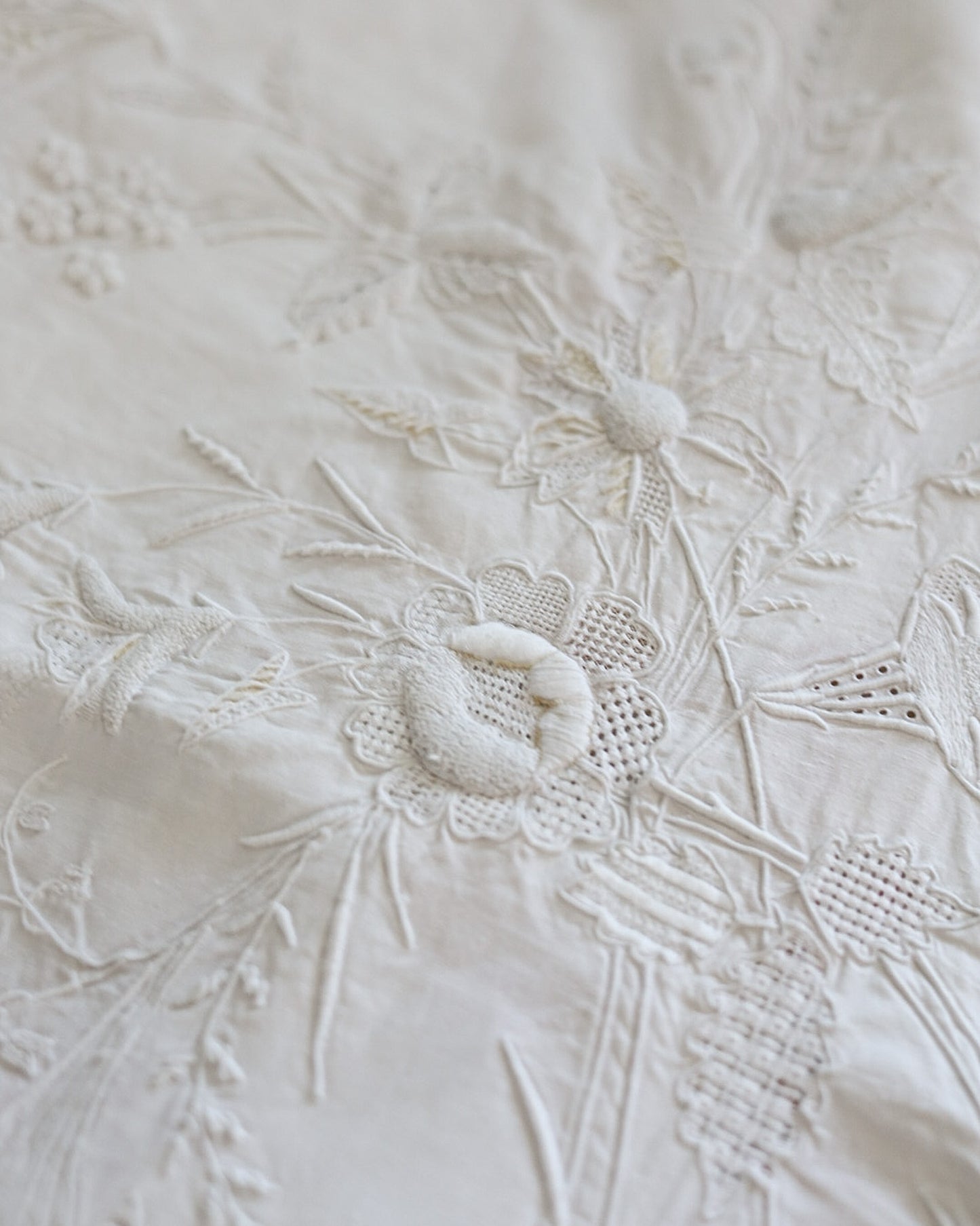 Lenzuolo matrimoniale con due federe — lino-cotone, ricamo bianco su bianco con accenti in filo giallo, Italia prima metà del '900 — cm 242×270, federe cm 80×46