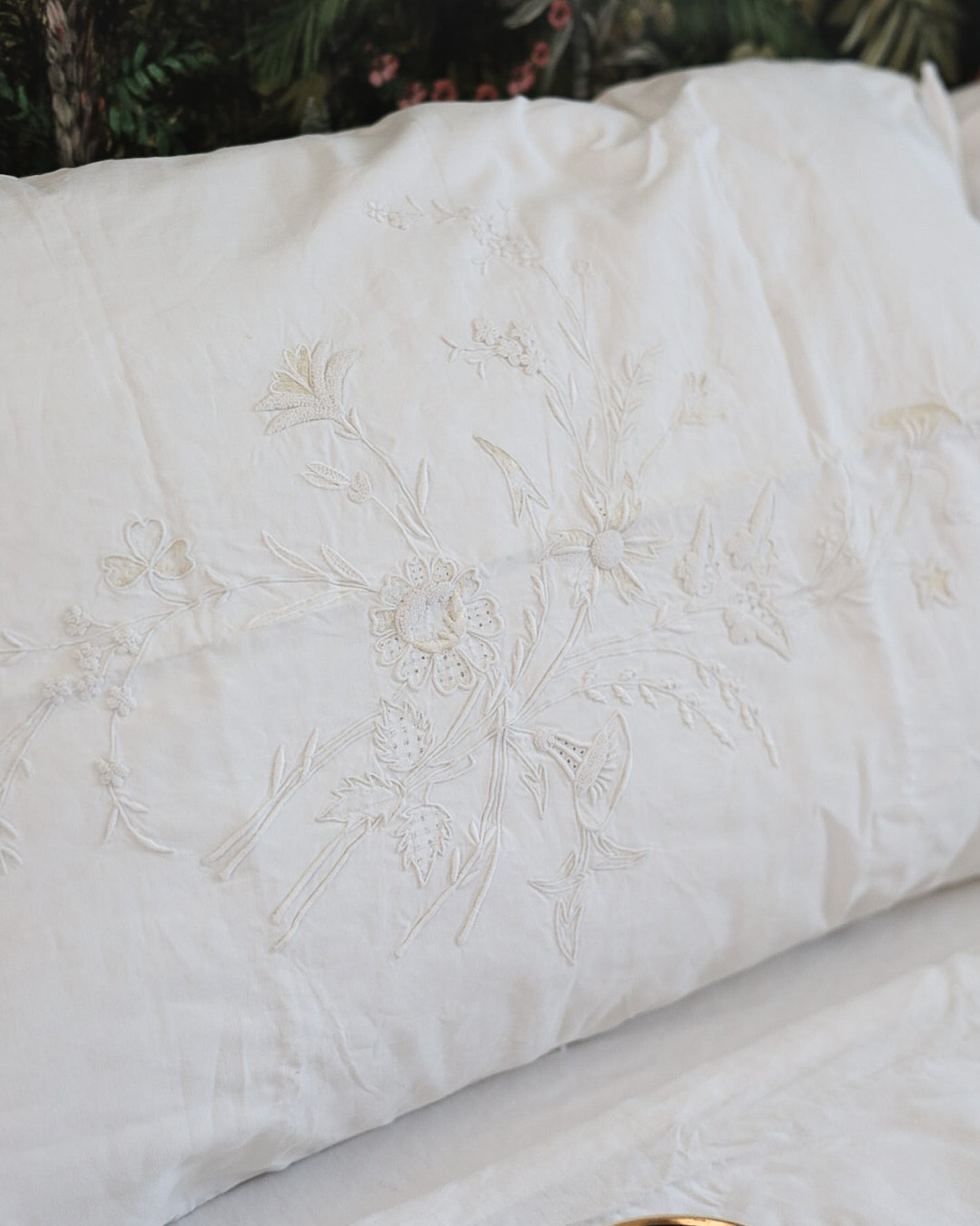 Lenzuolo matrimoniale con due federe — lino-cotone, ricamo bianco su bianco con accenti in filo giallo, Italia prima metà del '900 — cm 242×270, federe cm 80×46