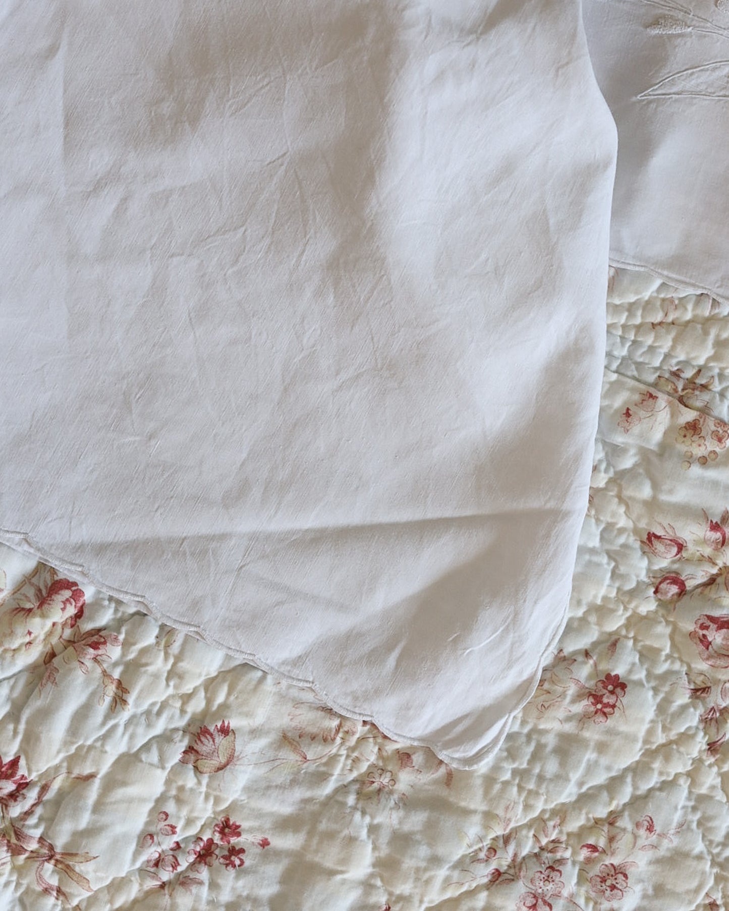 Lenzuolo matrimoniale con due federe — lino-cotone, ricamo bianco su bianco con accenti in filo giallo, Italia prima metà del '900 — cm 242×270, federe cm 80×46