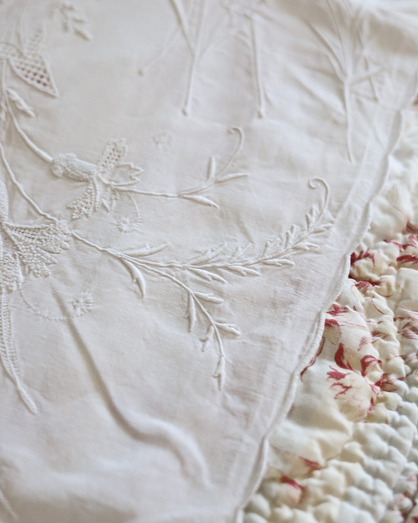 Lenzuolo matrimoniale con due federe — lino-cotone, ricamo bianco su bianco con accenti in filo giallo, Italia prima metà del '900 — cm 242×270, federe cm 80×46