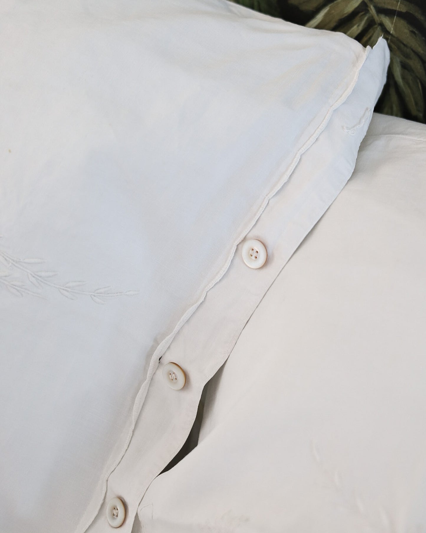 Lenzuolo matrimoniale con due federe — lino-cotone, ricamo bianco su bianco con accenti in filo giallo, Italia prima metà del '900 — cm 242×270, federe cm 80×46