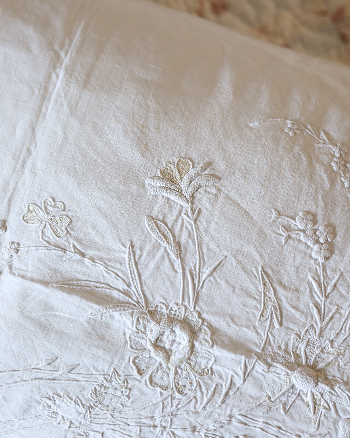 Lenzuolo matrimoniale con due federe — lino-cotone, ricamo bianco su bianco con accenti in filo giallo, Italia prima metà del '900 — cm 242×270, federe cm 80×46
