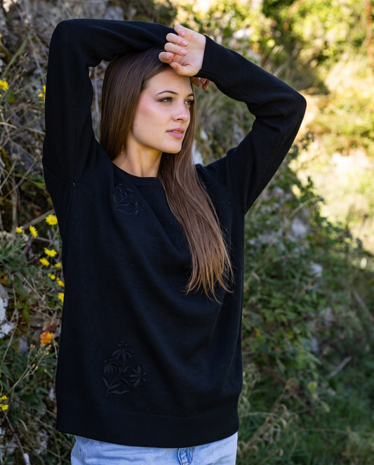 ROSA 23.23 — Maglia girocollo ricamata in lana vergine Botto Giuseppe 140s, finezza 7 — Laboratorio artigianale e ricamificio veneto, Made in Italy