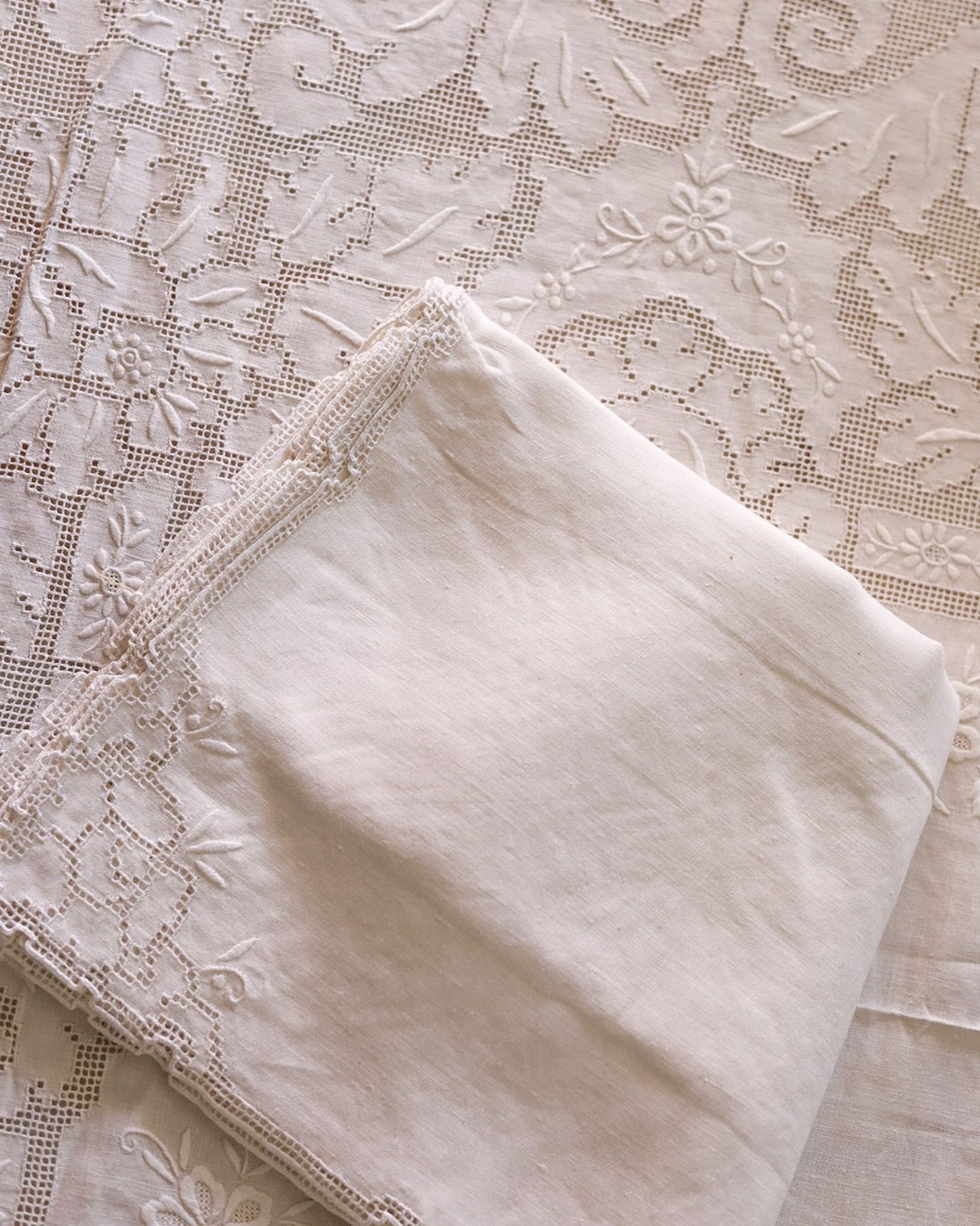 Tovaglia in sfilato siciliano con 12 tovaglioli