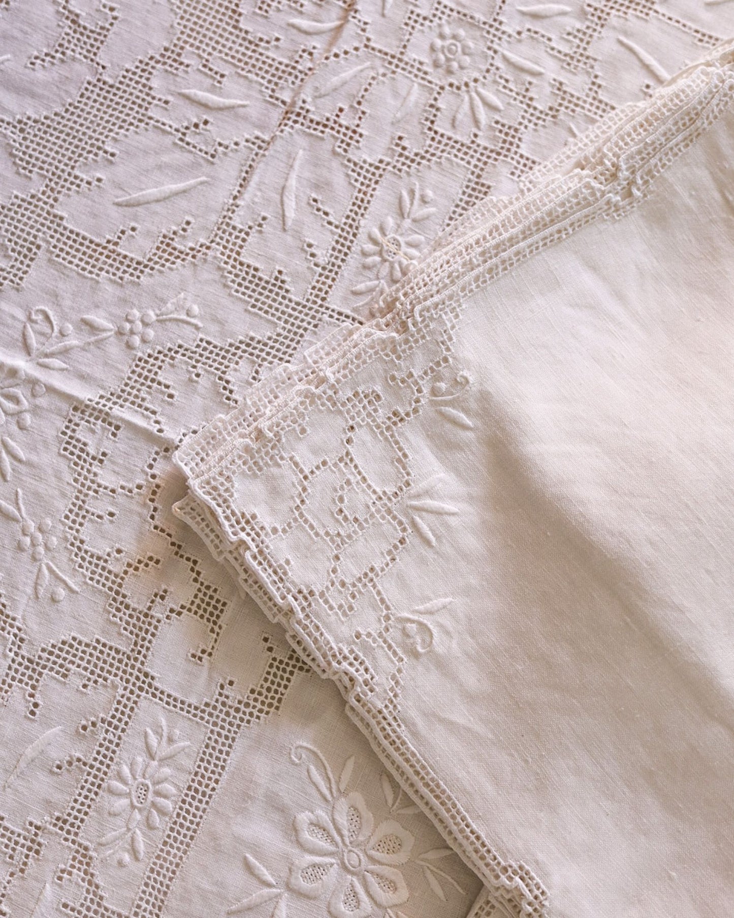 Tovaglia in sfilato siciliano con 12 tovaglioli