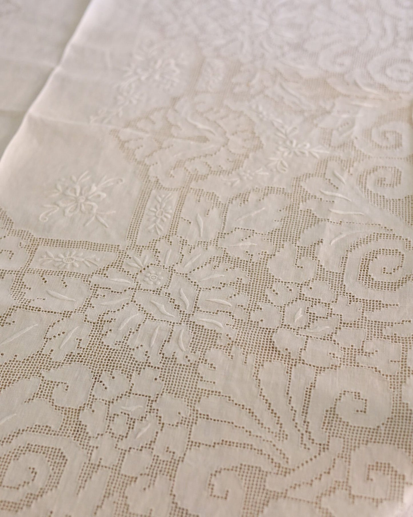 Tovaglia in sfilato siciliano con 12 tovaglioli