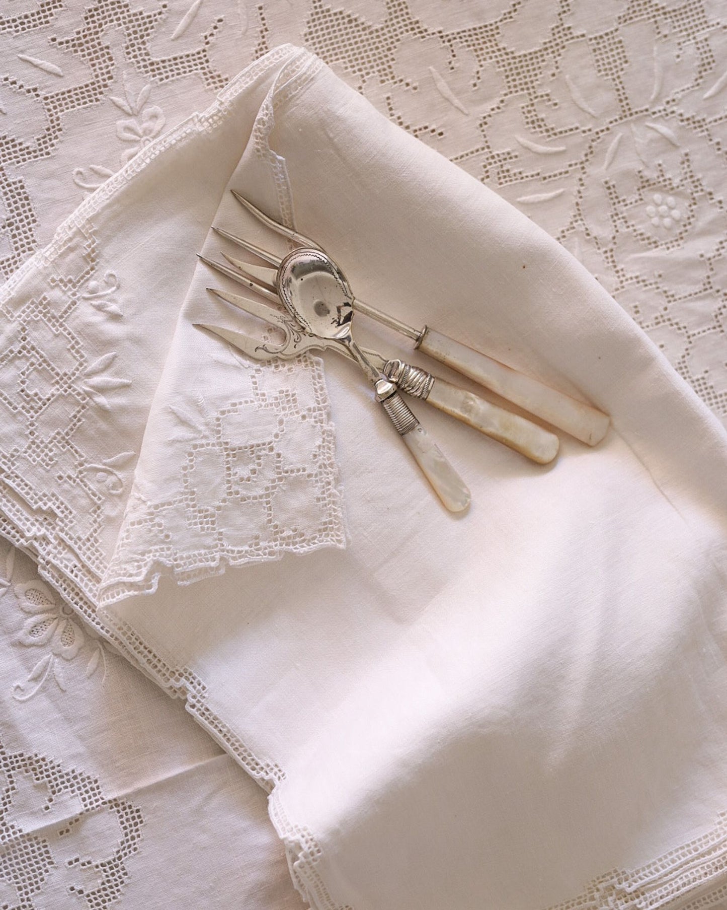 Tovaglia in sfilato siciliano con 12 tovaglioli