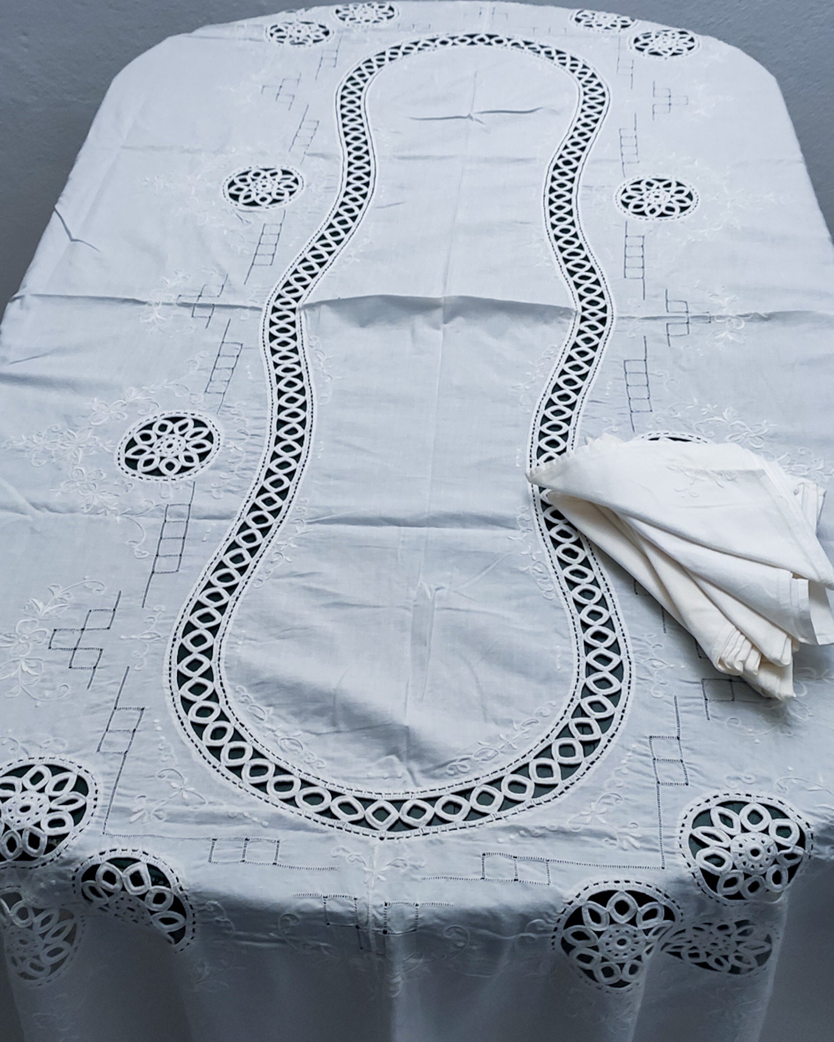 Tovaglia in cotone bianco fatta a mano: ricamo a intaglio e pizzo all' uncinetto - Italia Tovaglia in cotone bianco fatta a mano: ricamo a intaglio e pizzo all' uncinetto - Italia