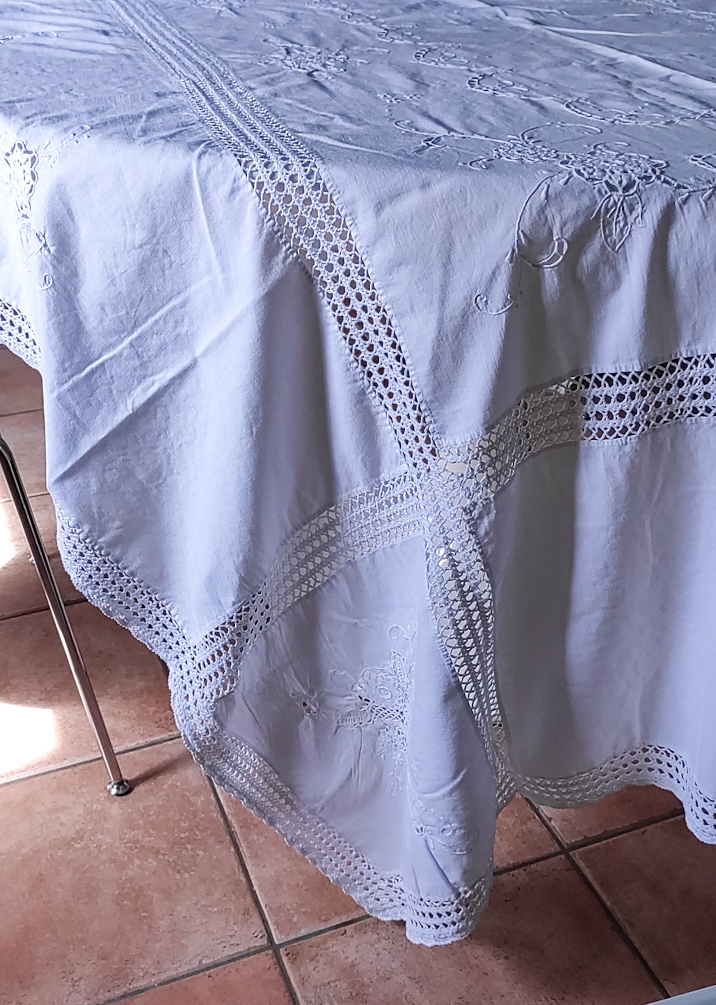 tovaglia in lino bianca con inserti uncinetto a quadri