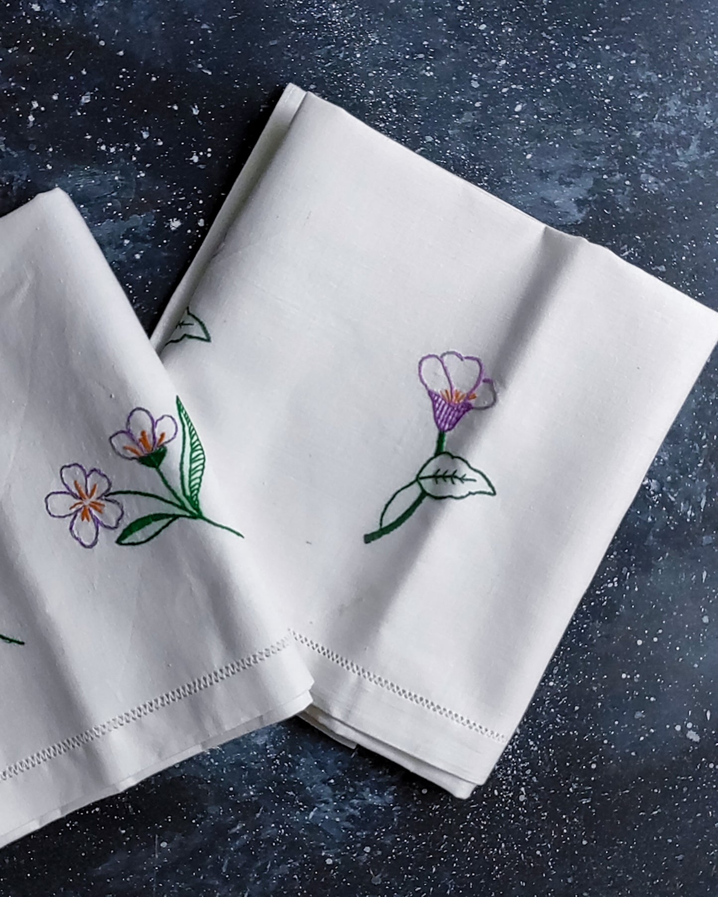 coppia asciugamani di lino ricamo fiori viola