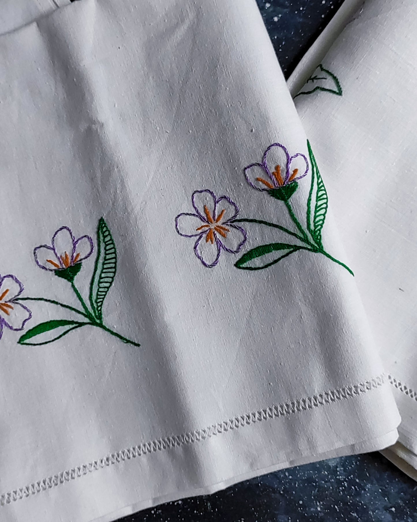 coppia asciugamani di lino ricamo fiori viola
