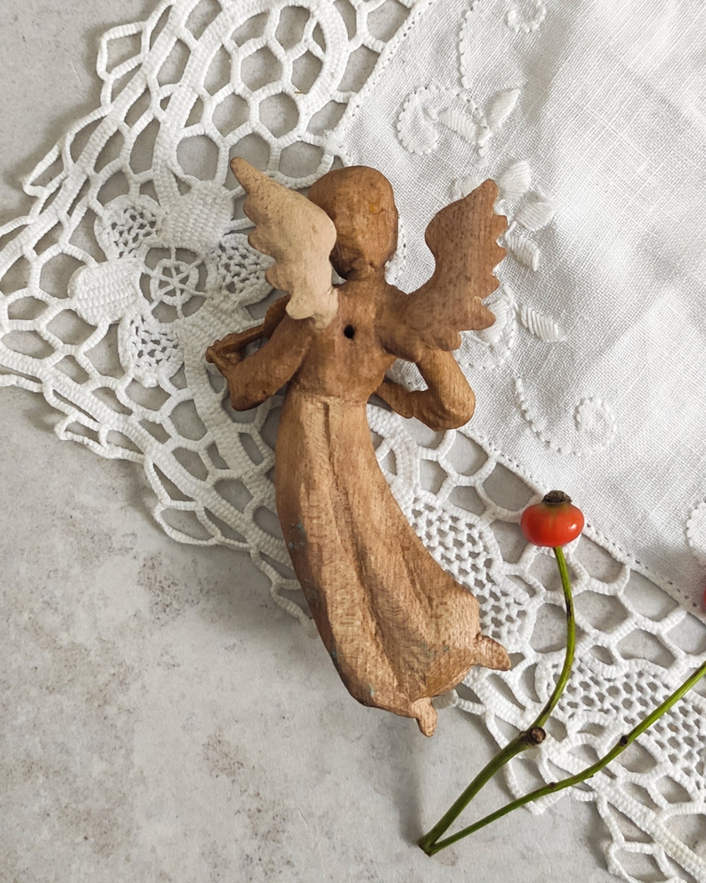 Piccolo angelo in legno scolpito a mano