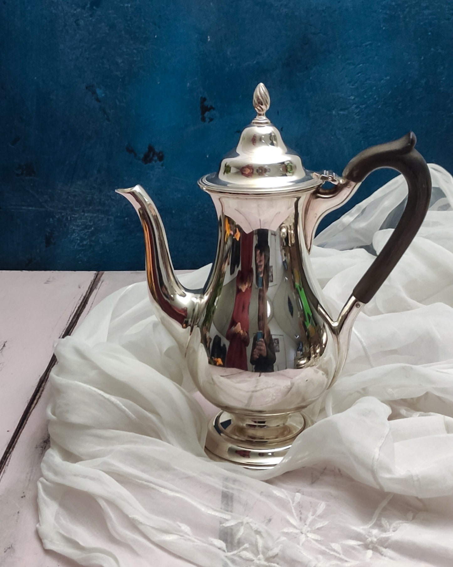 Caffettiera in sheffield con manico nero