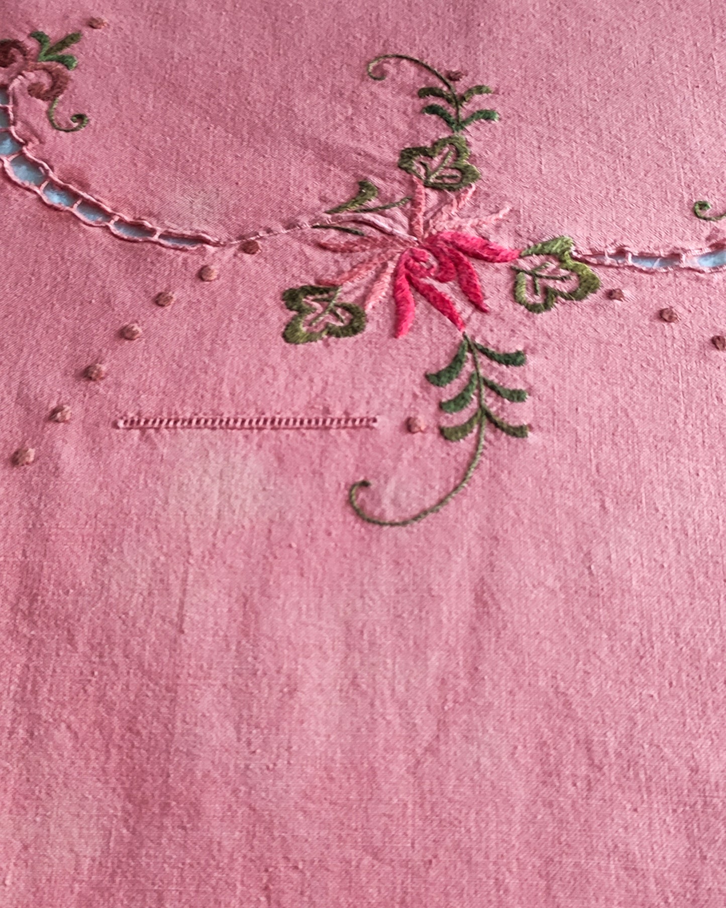 Tovaglia in cotone con ricamo rosa e tovaglioli ritinta corallo
