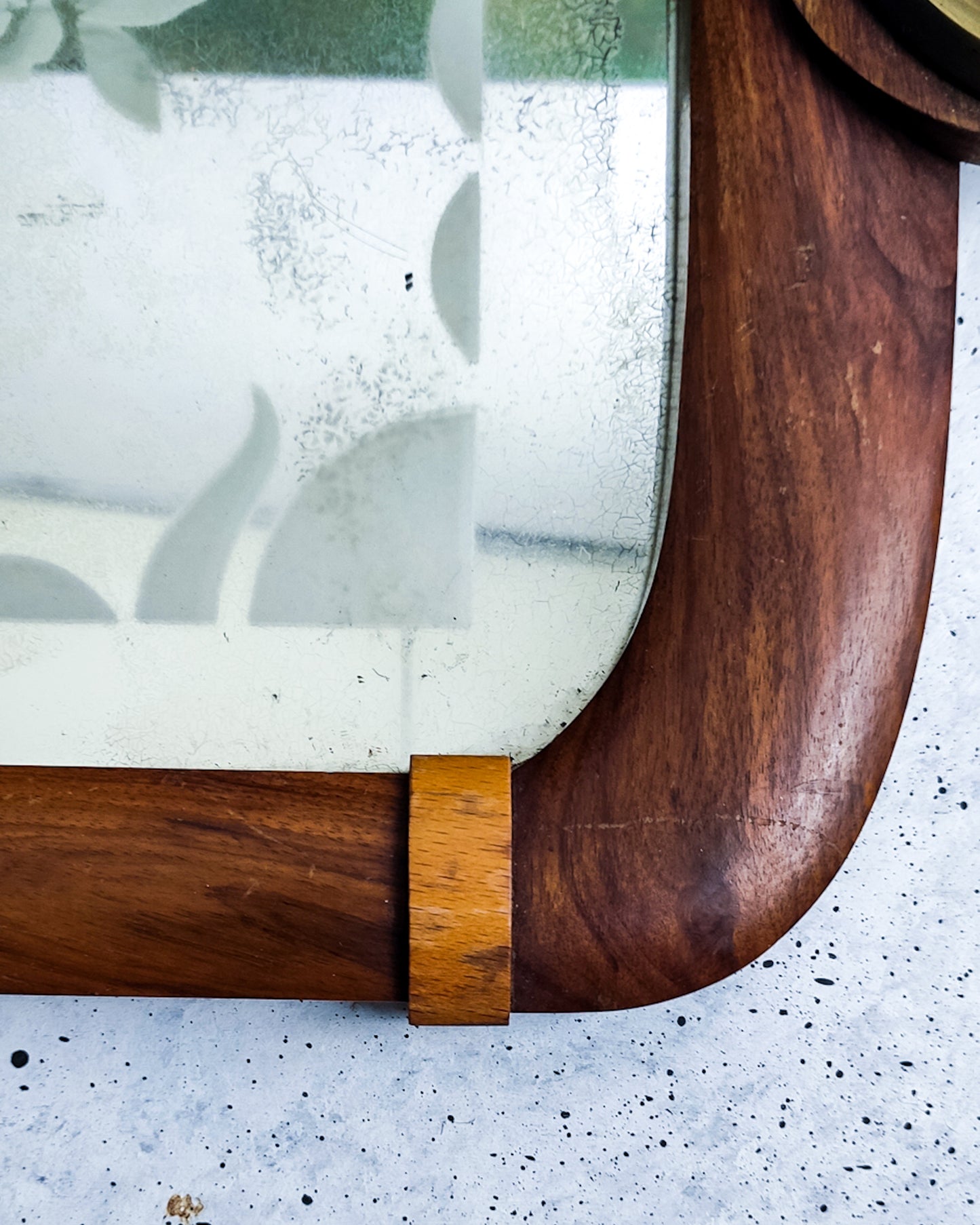 Vassoio in legno e specchio con maniglie in ottone
