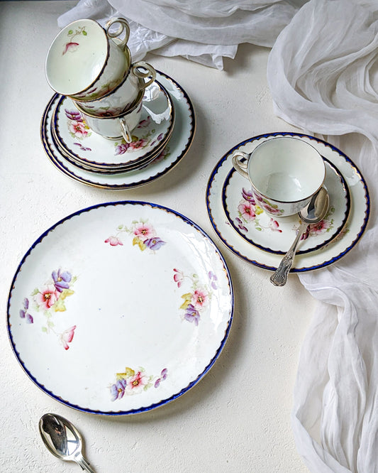 Set quattro tazze da tè e piatto torta con fiori e bordo blu