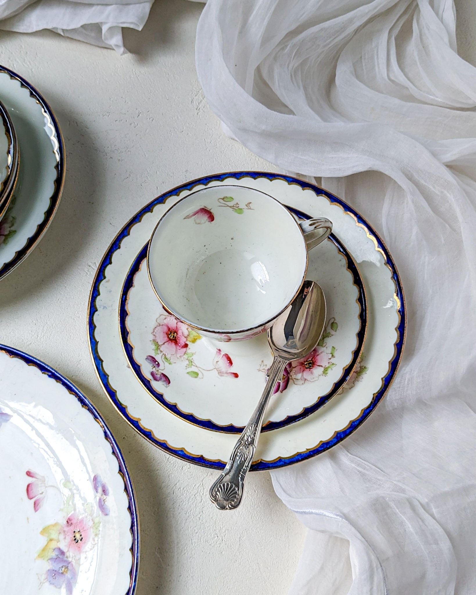 Set quattro tazze da tè e piatto torta con fiori e bordo blu