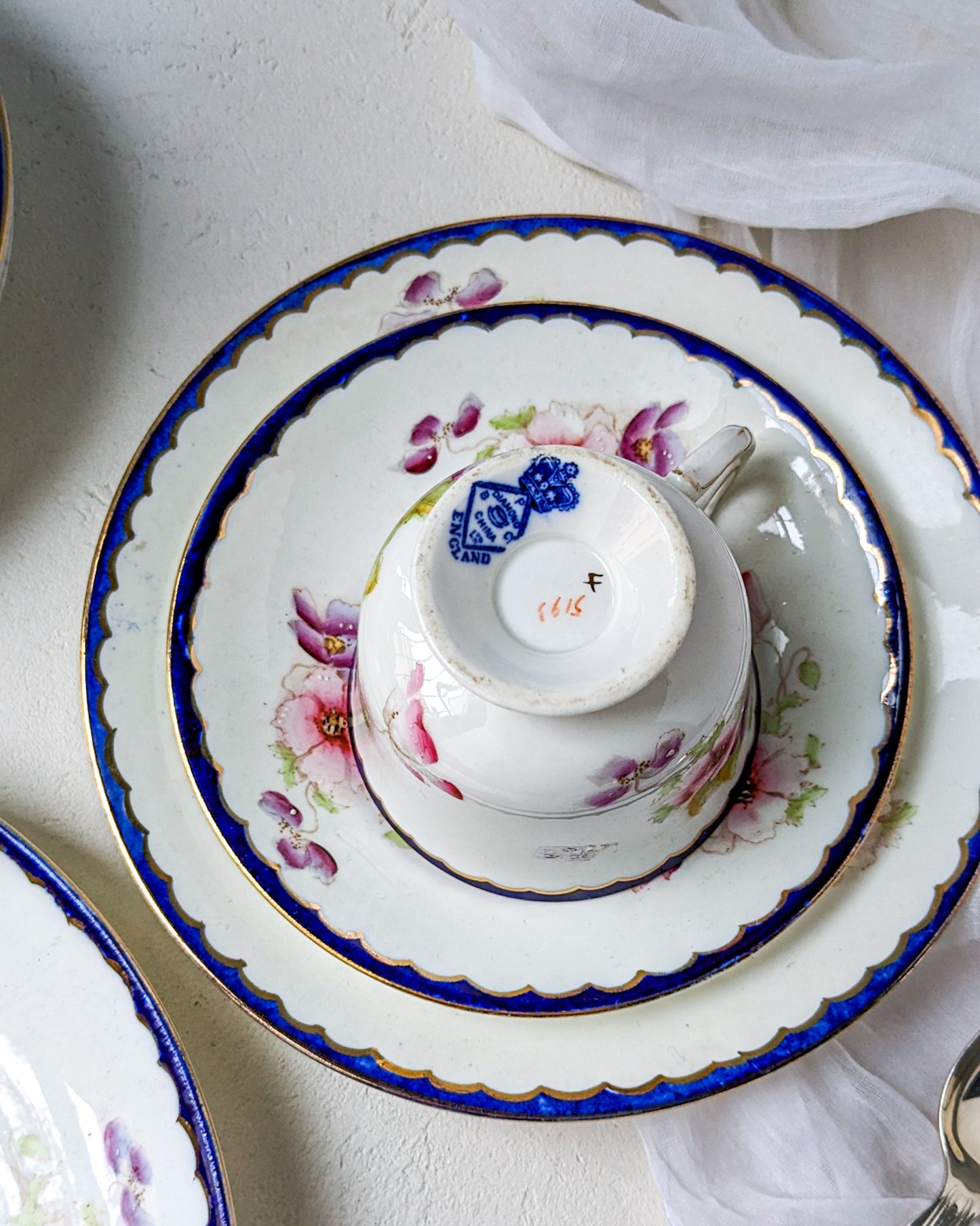 Set quattro tazze da tè e piatto torta con fiori e bordo blu